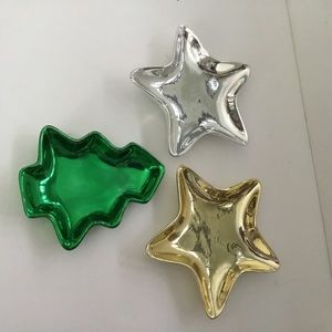 Christmas serving dishes. Two stars in silver and gold. 1  green